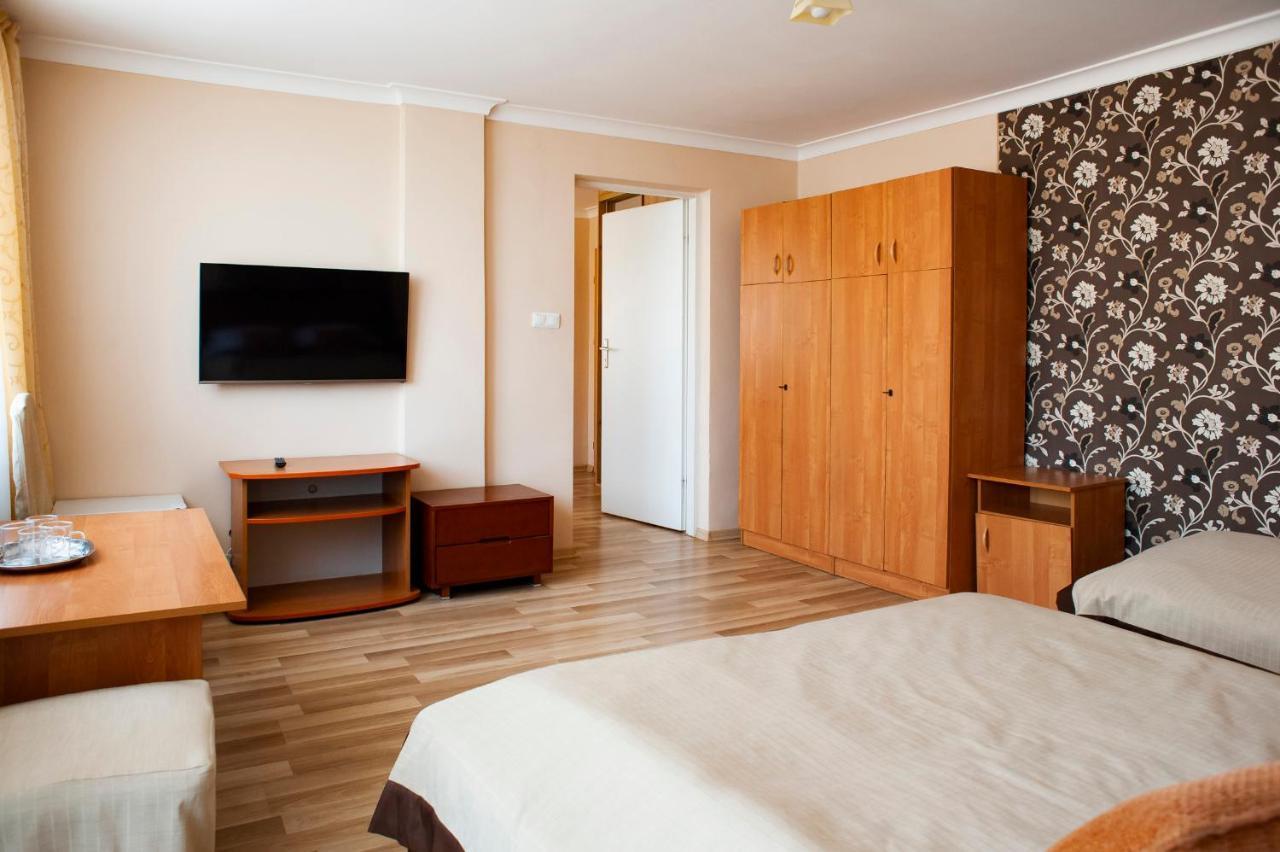 Hotel Livia Wolomin Luaran gambar