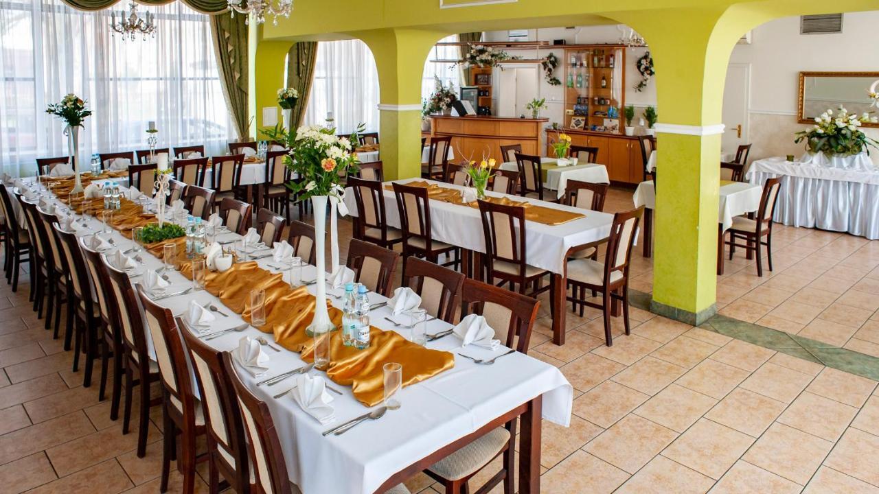 Hotel Livia Wolomin Luaran gambar
