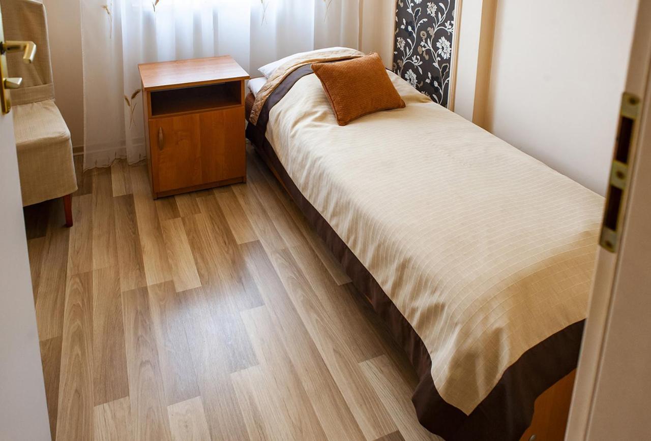 Hotel Livia Wolomin Luaran gambar